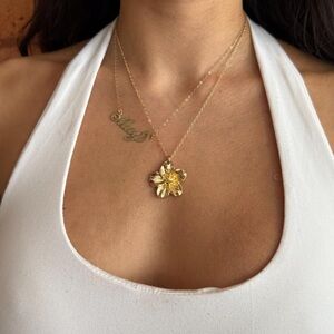 Chic Gold Floral Pendant Necklace
